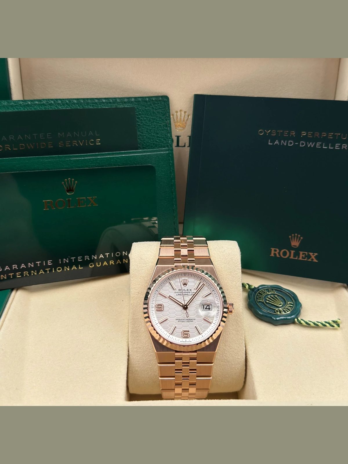 Rolex 2026 New Rolex Land-Dweller 40mm - 18K Rose Gold - Ref. 127335 - Full Set.