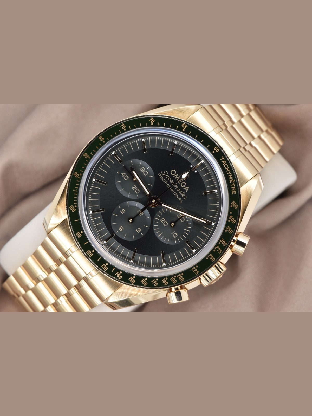 OMEGA 2023 Omega Speedmaster Moonwatch 42mm Moonshine Gold Green 310.60.42.50.10.001