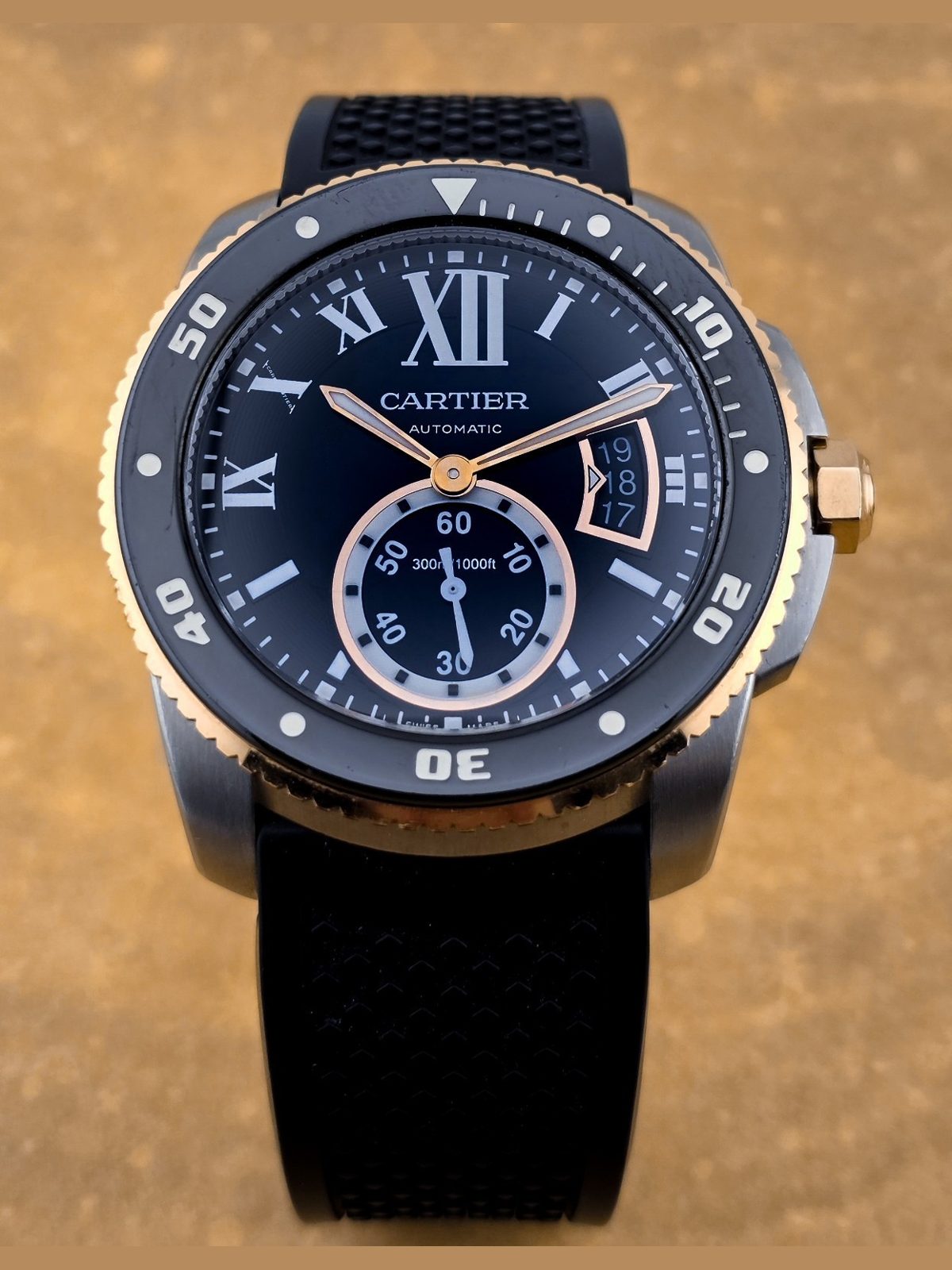 Cartier Calibre de Cartier Gold SS Auto 42mm Black Dial Rubber W7100055 Fullset