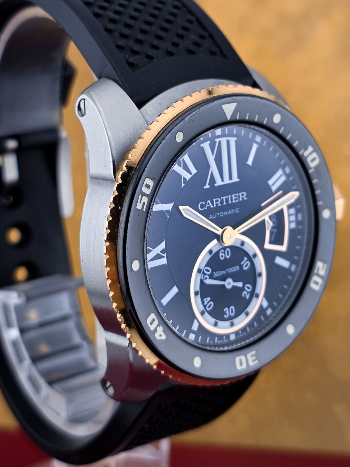 Cartier Calibre de Cartier Gold SS Auto 42mm Black Dial Rubber W7100055 Fullset