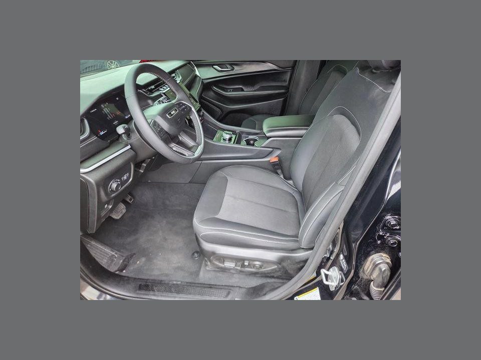 2025 Jeep Grand Cherokee Laredo X 4x4