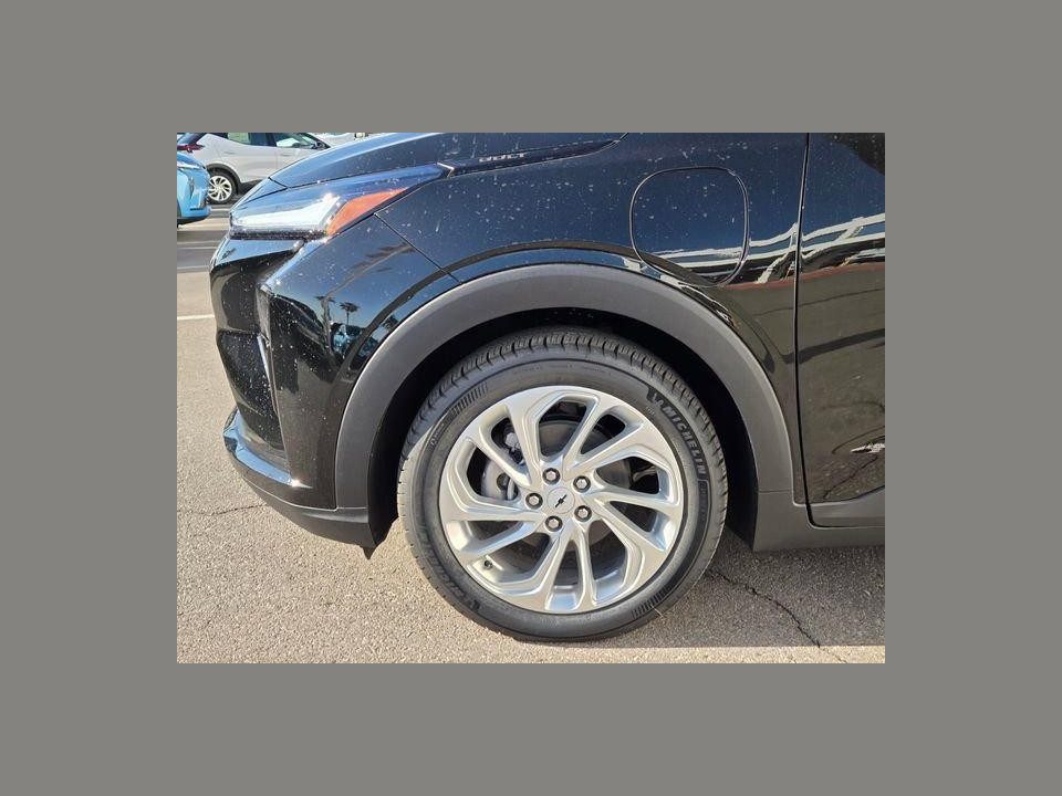 2027 Chevrolet Bolt LT FWD
