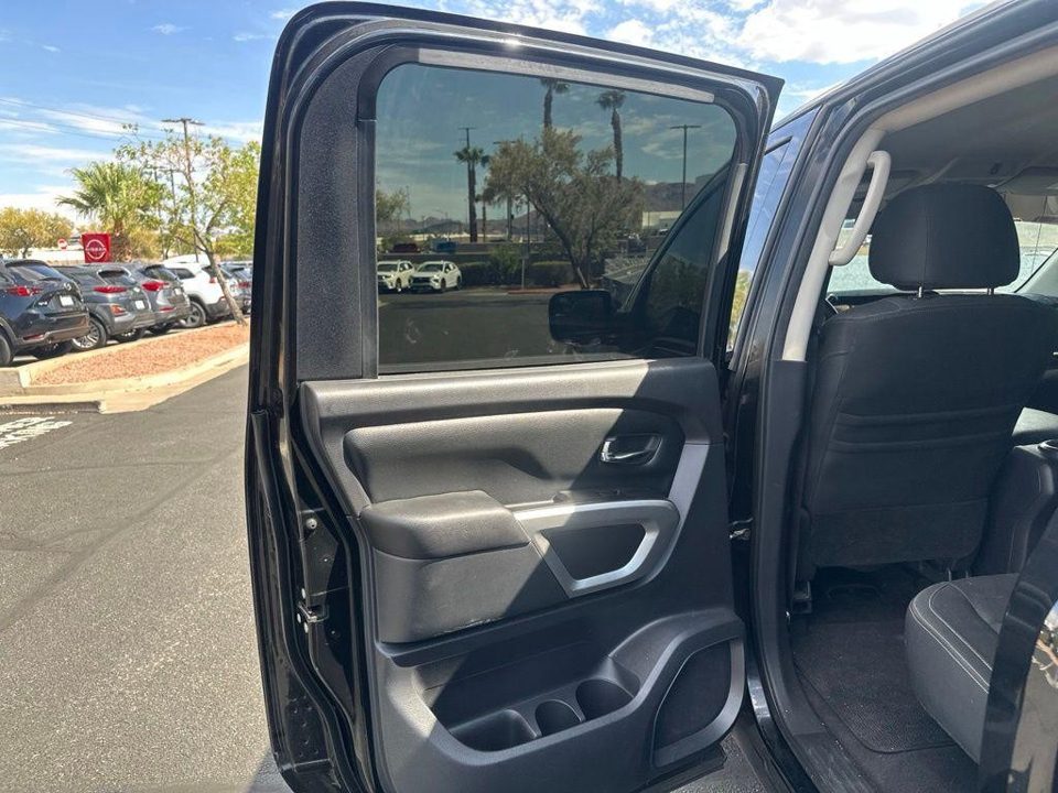 2017 Nissan TITAN SV
