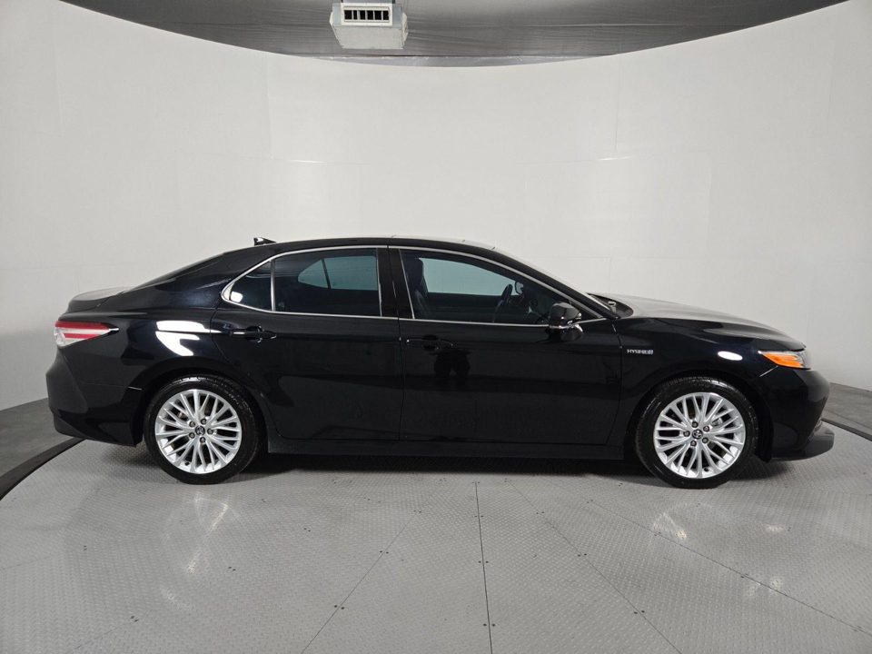 2020 Toyota Camry Hybrid XLE
