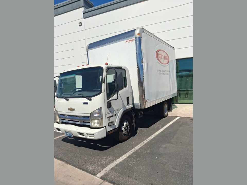2007 Chevrolet tilt master Isuzu diesel 14 foot box runs good