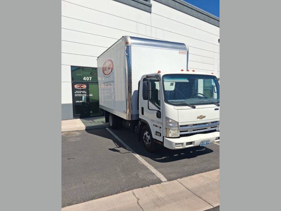 2007 Chevrolet tilt master Isuzu diesel 14 foot box runs good