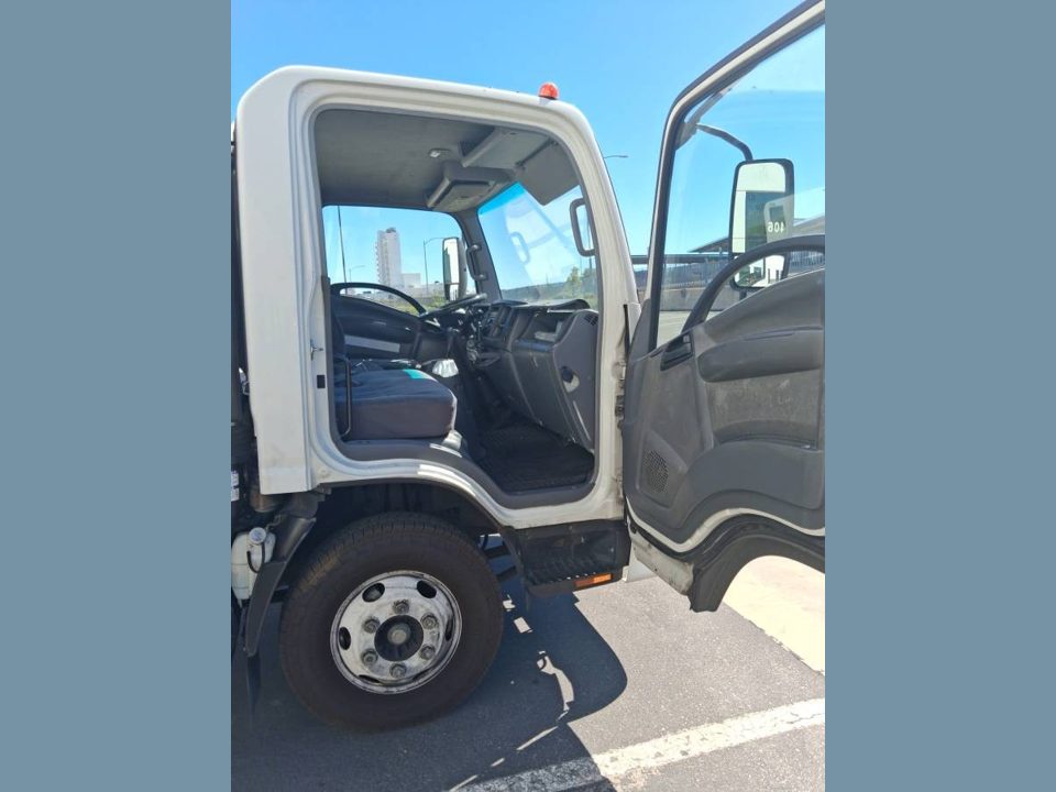 2007 Chevrolet tilt master Isuzu diesel 14 foot box runs good