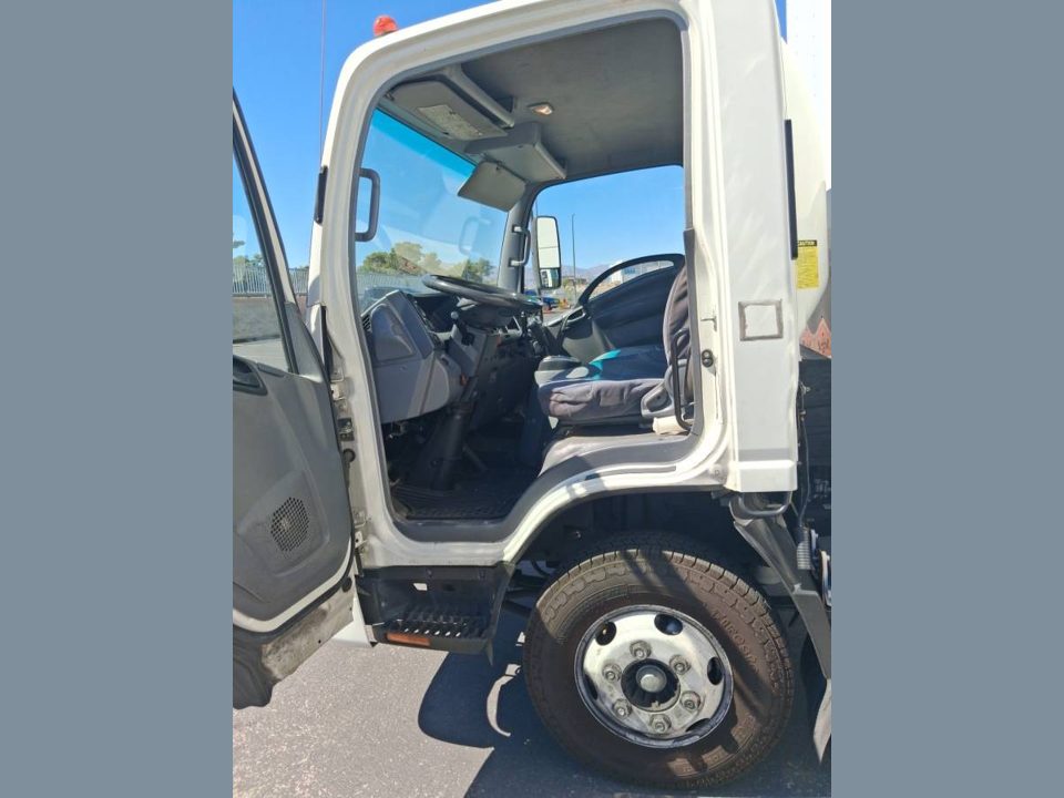 2007 Chevrolet tilt master Isuzu diesel 14 foot box runs good