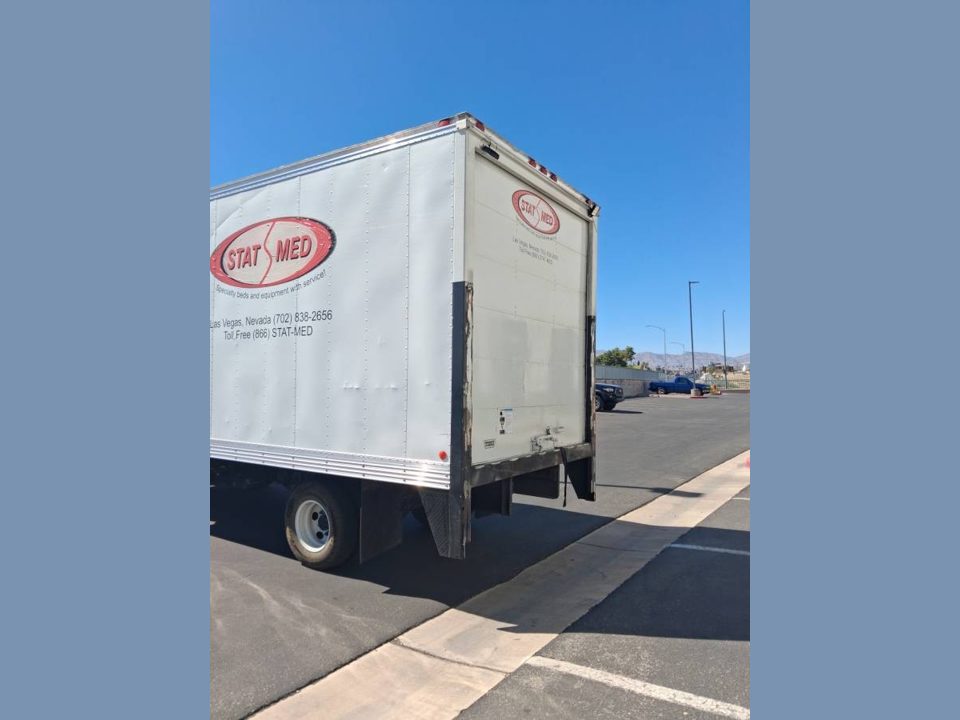 2007 Chevrolet tilt master Isuzu diesel 14 foot box runs good