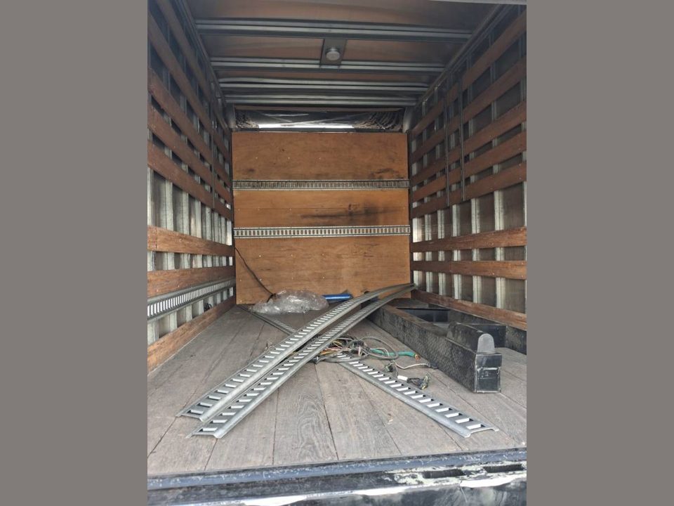 2007 Chevrolet tilt master Isuzu diesel 14 foot box runs good
