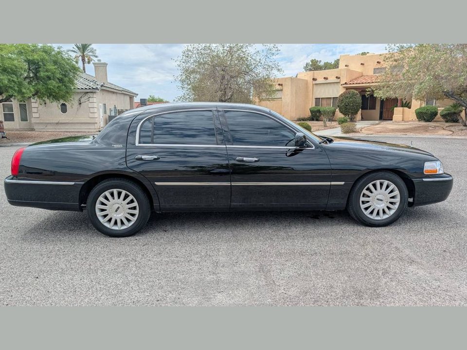 2011 Lincoln Town Car Signature Limited