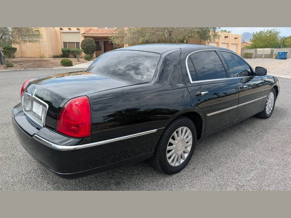 2011 Lincoln Town Car Signature Limited