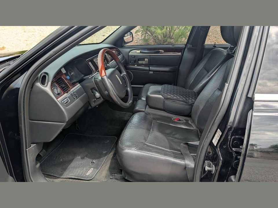 2011 Lincoln Town Car Signature Limited