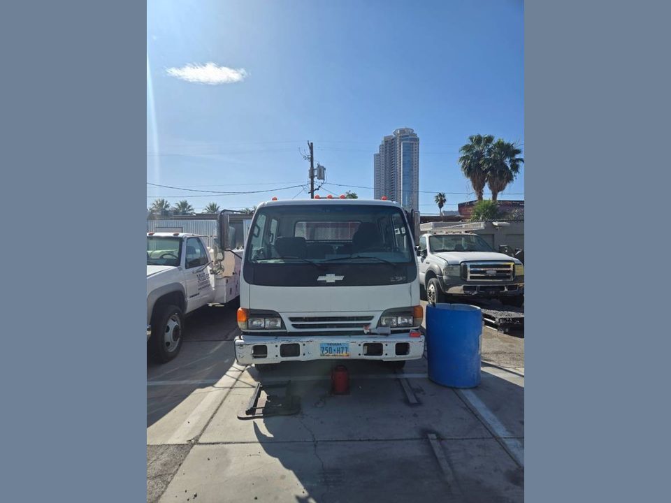 2005 Chevrolet TILT MASTER FLAT BED CREW CAB TRUCK