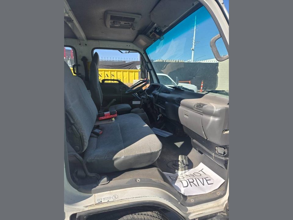 2005 Chevrolet TILT MASTER FLAT BED CREW CAB TRUCK