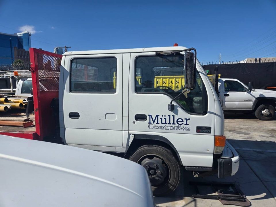 2005 Chevrolet TILT MASTER FLAT BED CREW CAB TRUCK