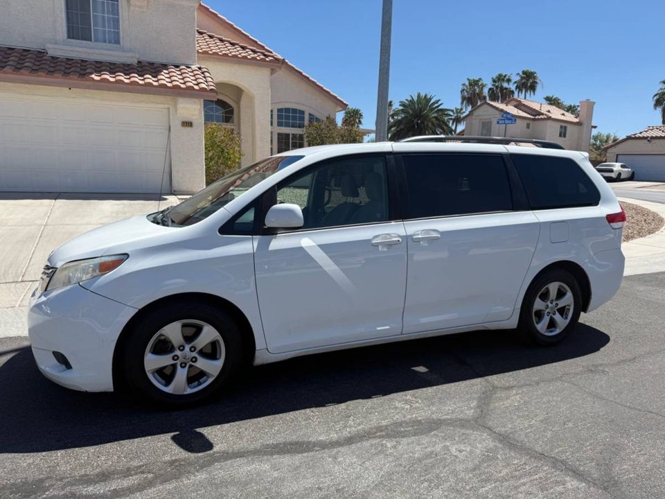 2014 Toyota SIENNA LE 3RD ROW 8 PASSENGER CLEAN NEVADA TITLE