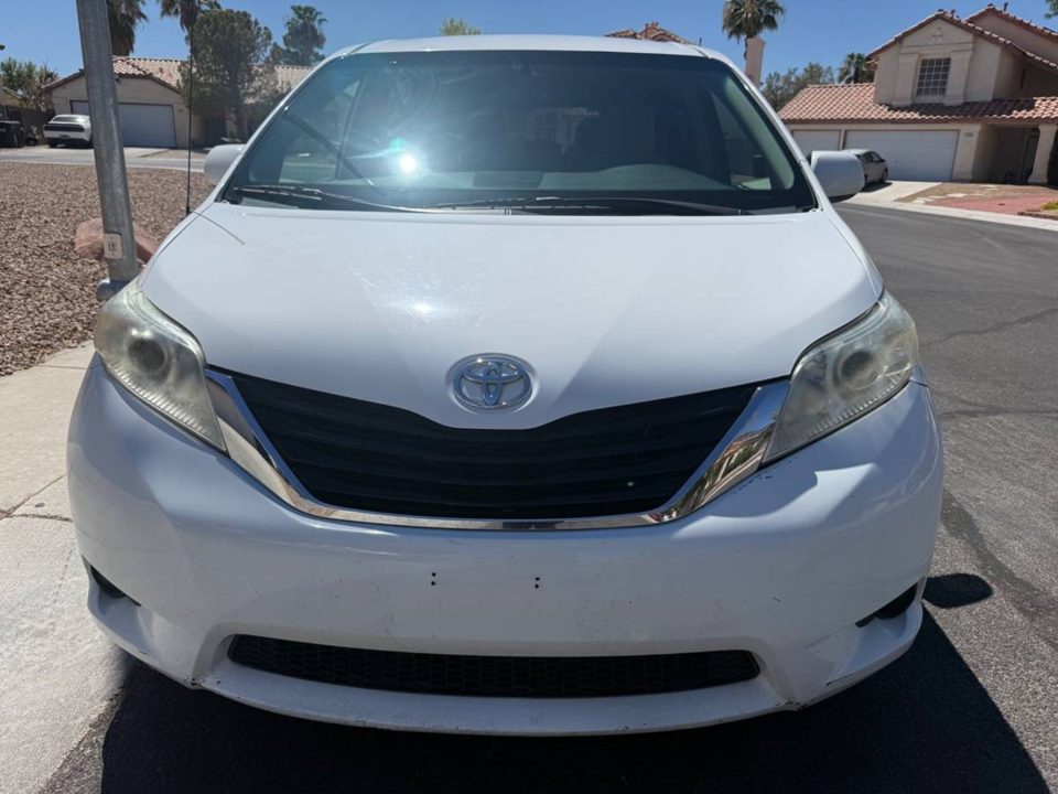 2014 Toyota SIENNA LE 3RD ROW 8 PASSENGER CLEAN NEVADA TITLE