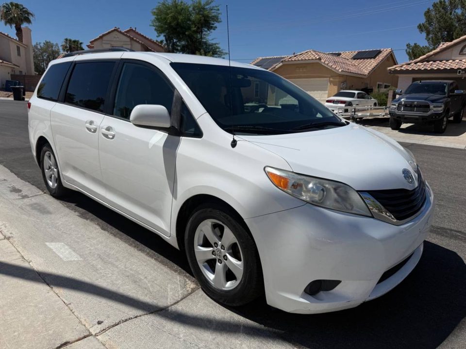 2014 Toyota SIENNA LE 3RD ROW 8 PASSENGER CLEAN NEVADA TITLE