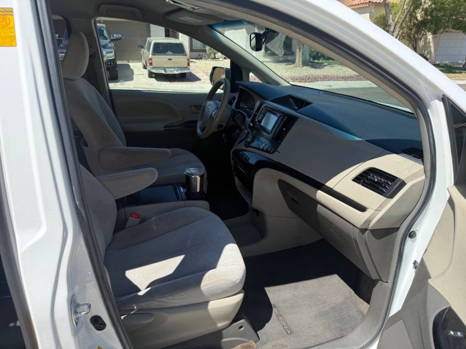 2014 Toyota SIENNA LE 3RD ROW 8 PASSENGER CLEAN NEVADA TITLE