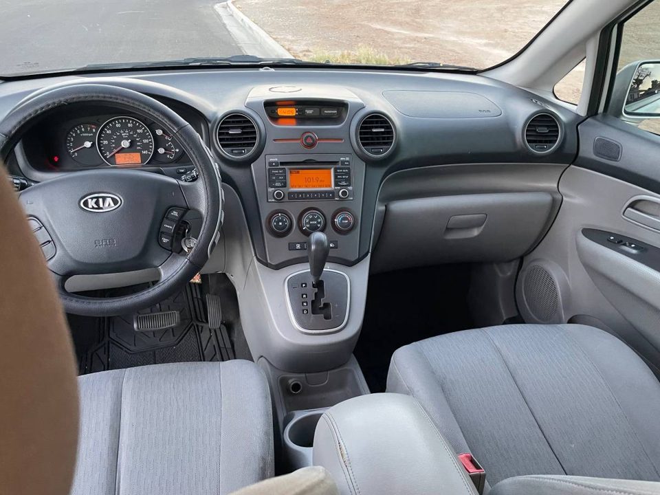 2009 Kia RONDO LX. 4 CYL AUTOMATIC