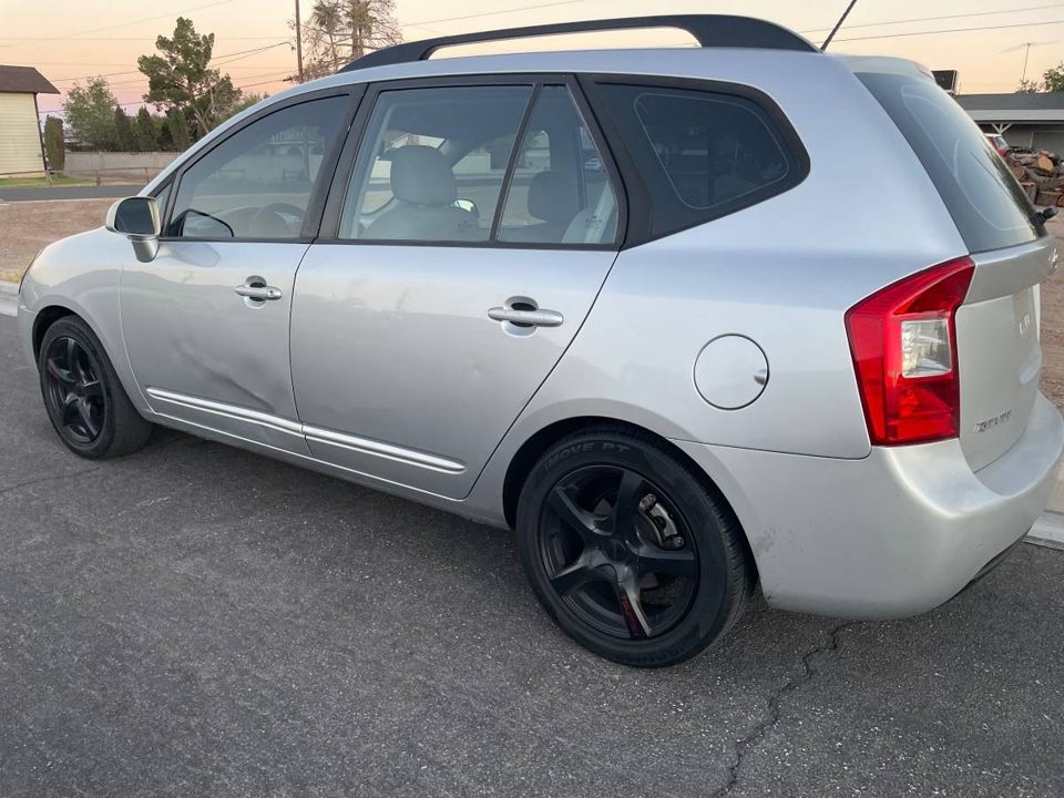 2009 Kia RONDO LX. 4 CYL AUTOMATIC