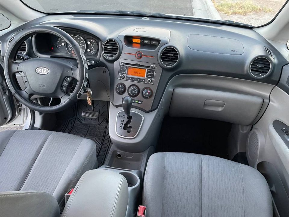 2009 Kia RONDO LX. 4 CYL AUTOMATIC