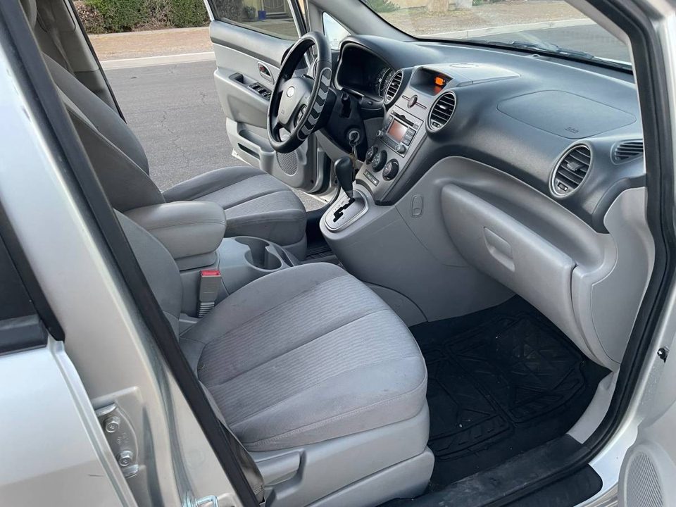 2009 Kia RONDO LX. 4 CYL AUTOMATIC