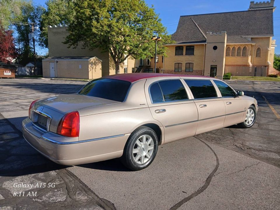 2011 Lincoln Town Car 6 Door Limo