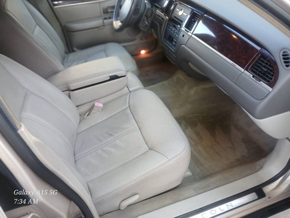 2011 Lincoln Town Car 6 Door Limo