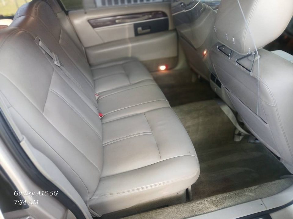 2011 Lincoln Town Car 6 Door Limo