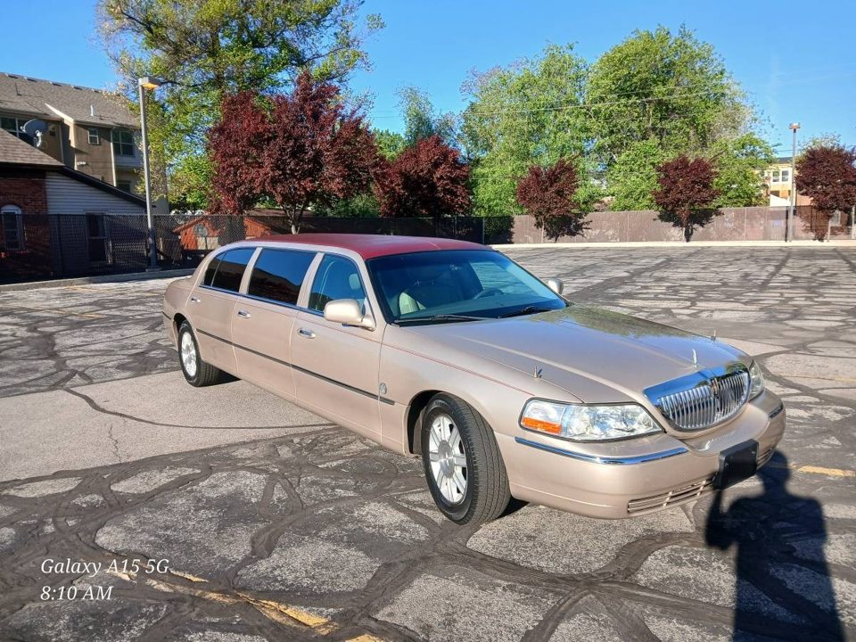 2011 Lincoln Town Car 6 Door Limo