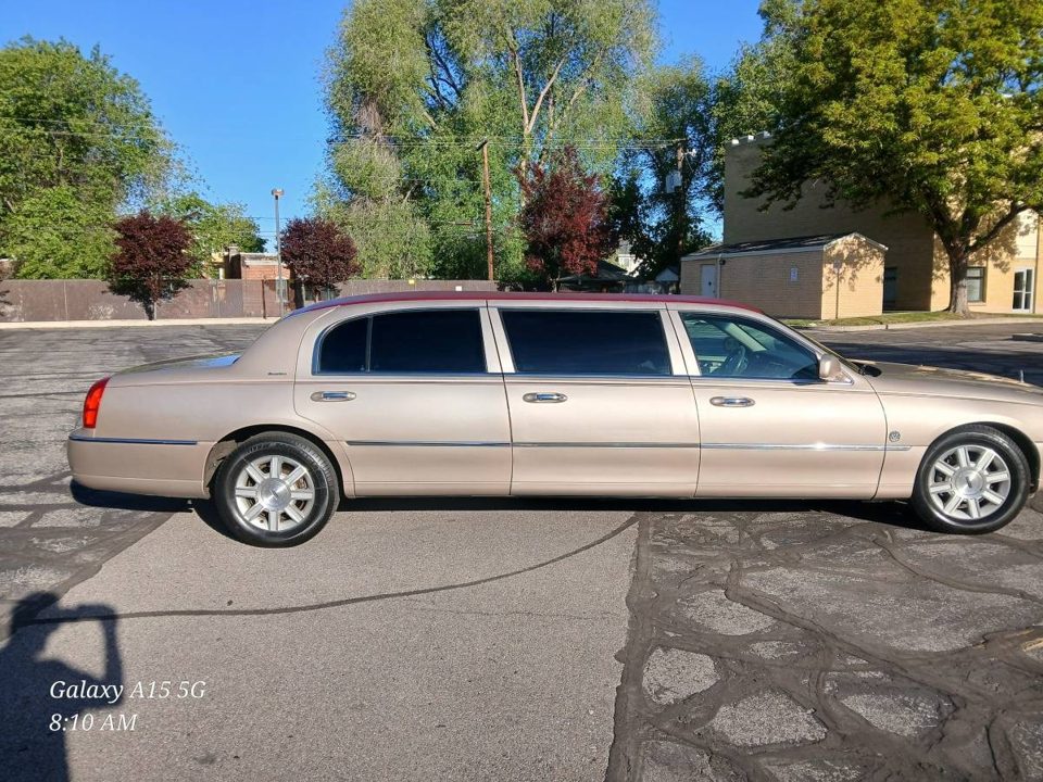 2011 Lincoln Town Car 6 Door Limo