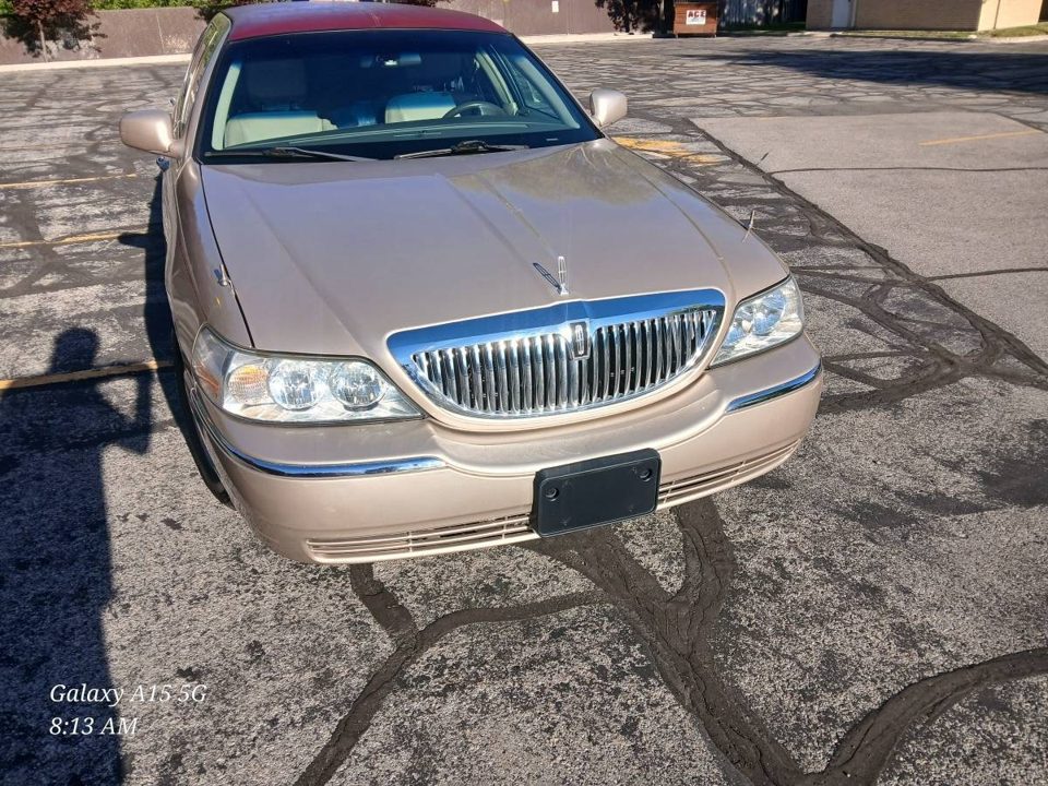 2011 Lincoln Town Car 6 Door Limo