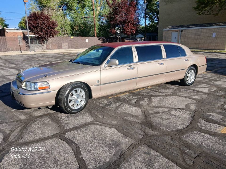 2011 Lincoln Town Car 6 Door Limo