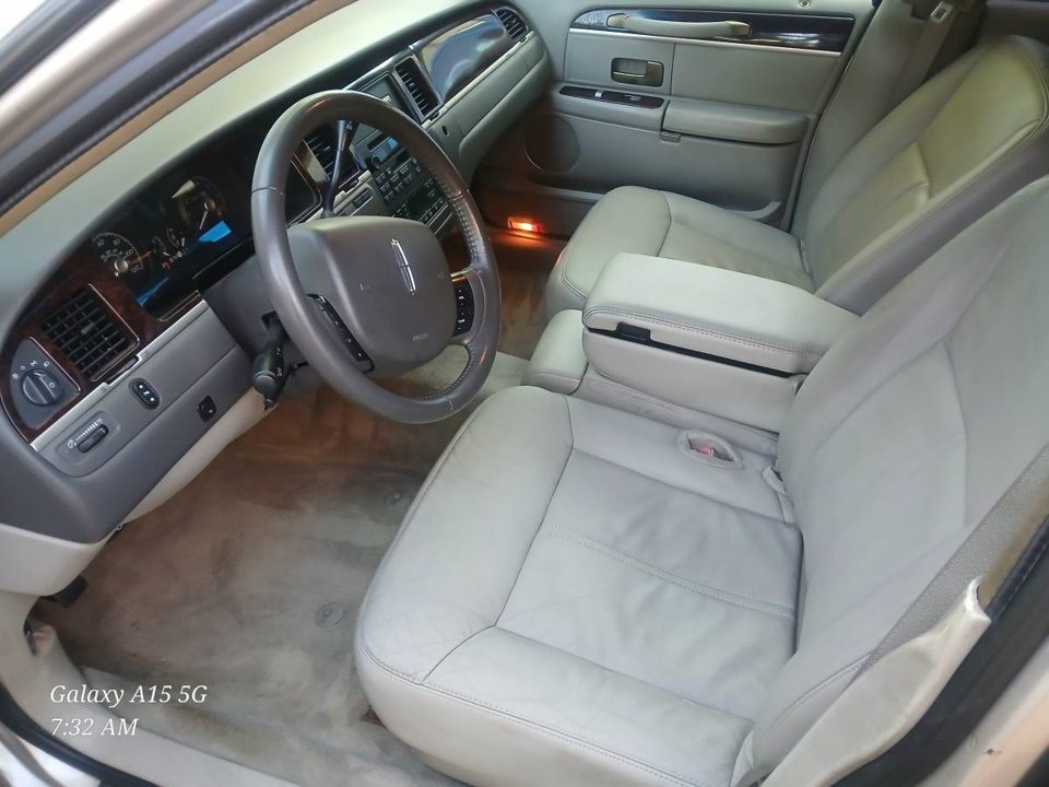 2011 Lincoln Town Car 6 Door Limo