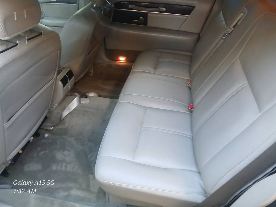 2011 Lincoln Town Car 6 Door Limo