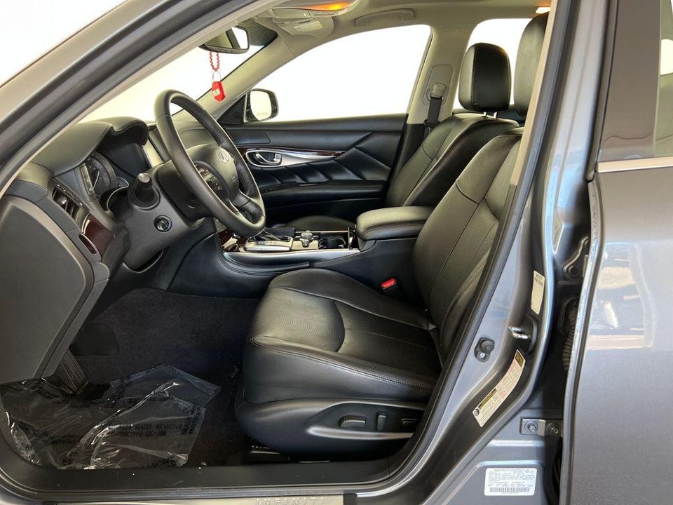 2017 INFINITI Q70 3.7