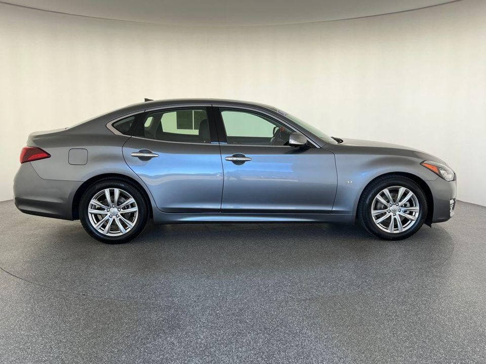 2017 INFINITI Q70 3.7