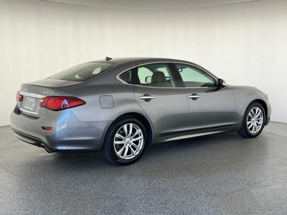 2017 INFINITI Q70 3.7