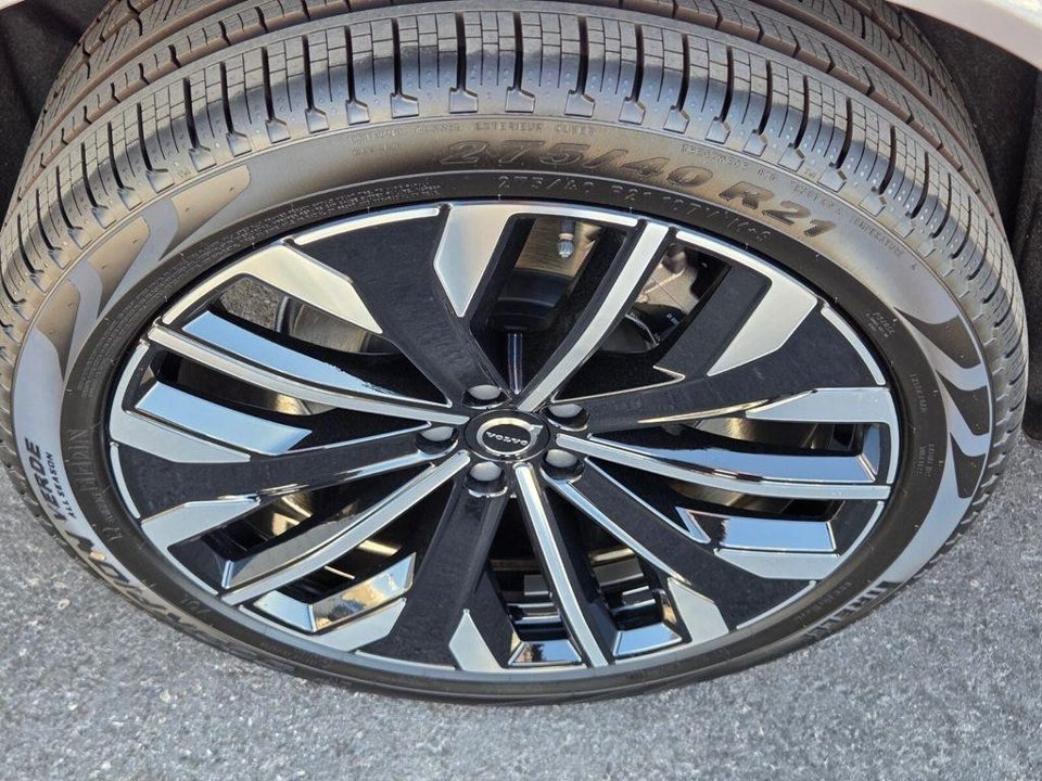 2026 Volvo XC90 PLUG-IN HYBRID Plus, T8 AWD, Electric/Gasoline, Bright, 7 Seats