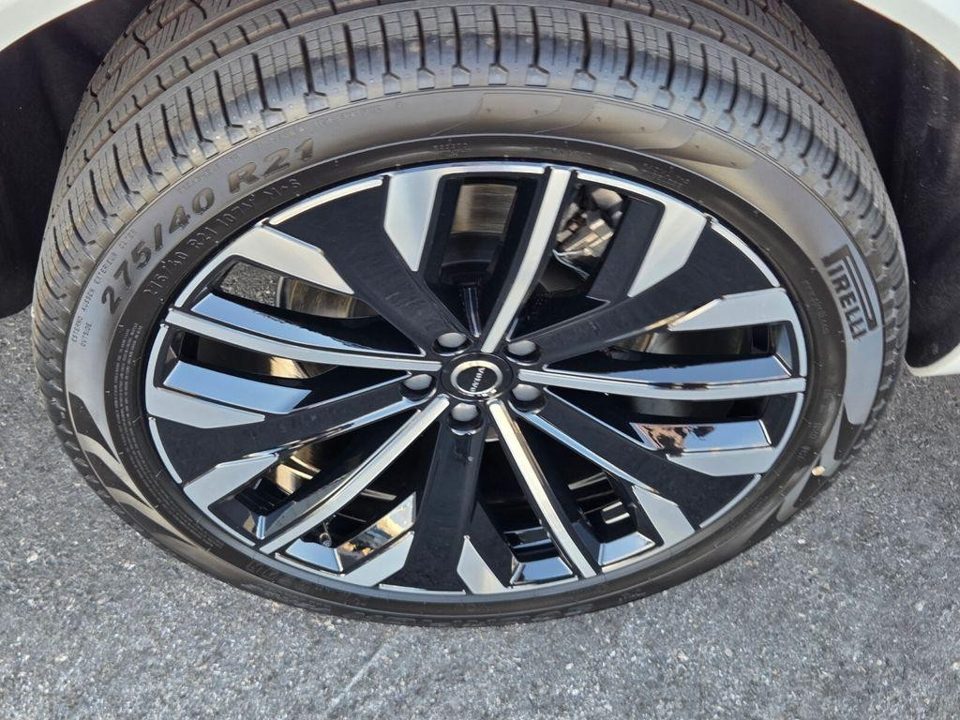 2026 Volvo XC90 PLUG-IN HYBRID Plus, T8 AWD, Electric/Gasoline, Bright, 7 Seats