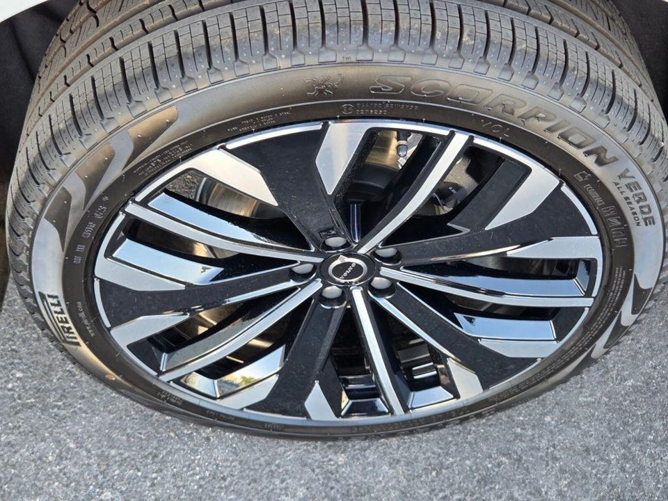 2026 Volvo XC90 PLUG-IN HYBRID Plus, T8 AWD, Electric/Gasoline, Bright, 7 Seats