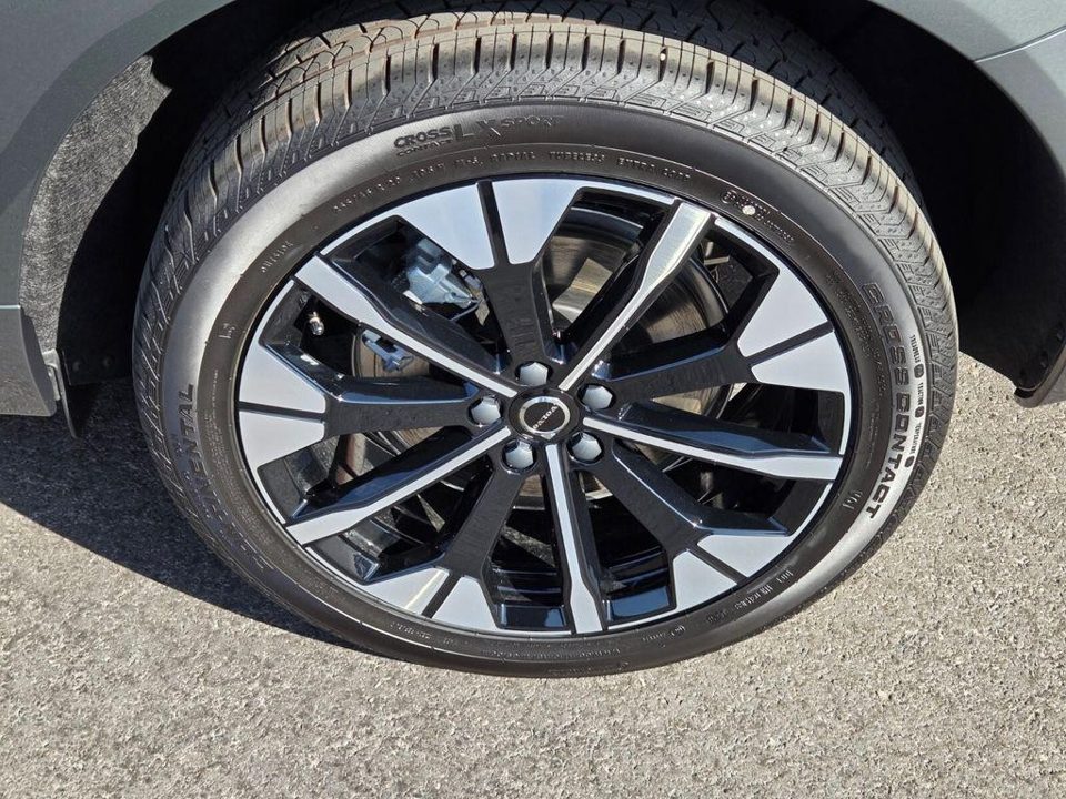 2026 Volvo XC60 PLUG-IN HYBRID Plus, T8 AWD Electric/Gasoline, Dark
