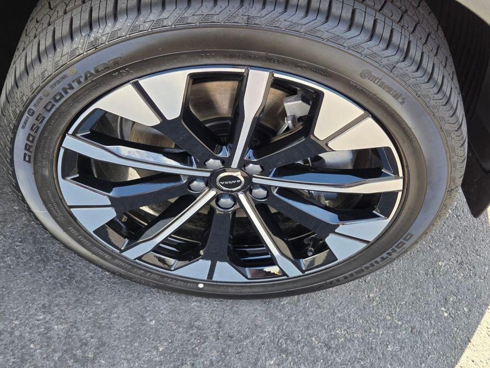 2026 Volvo XC60 PLUG-IN HYBRID Plus, T8 AWD Electric/Gasoline, Dark