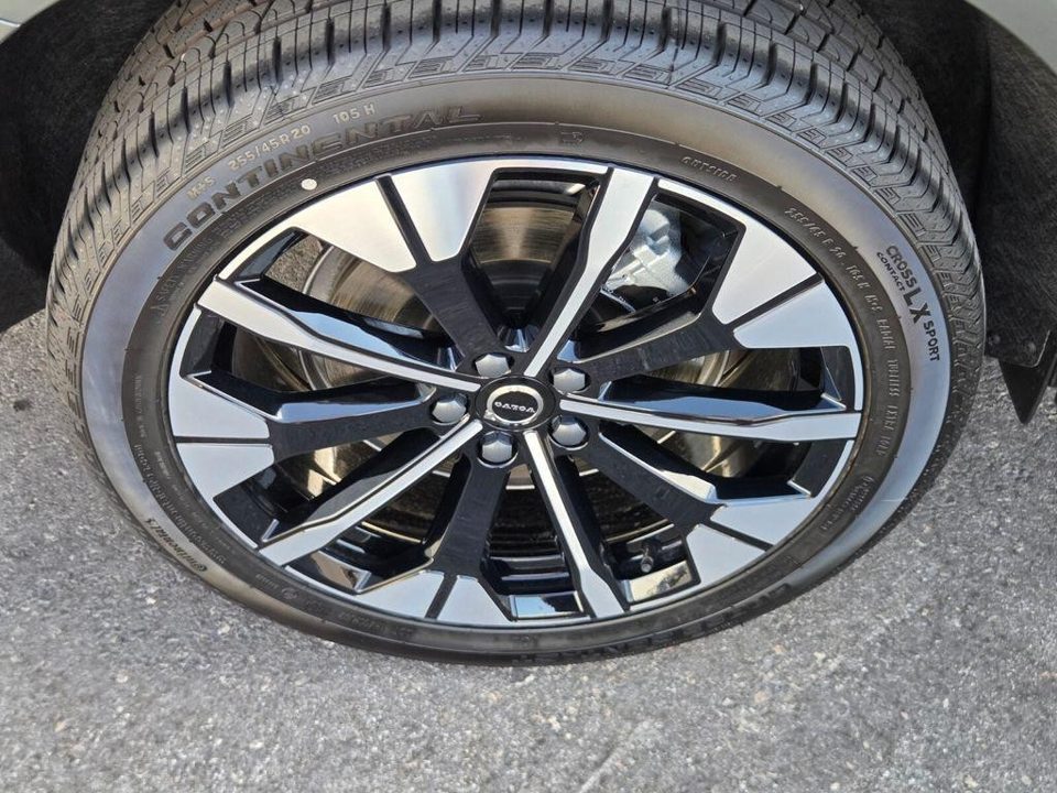 2026 Volvo XC60 PLUG-IN HYBRID Plus, T8 AWD Electric/Gasoline, Dark