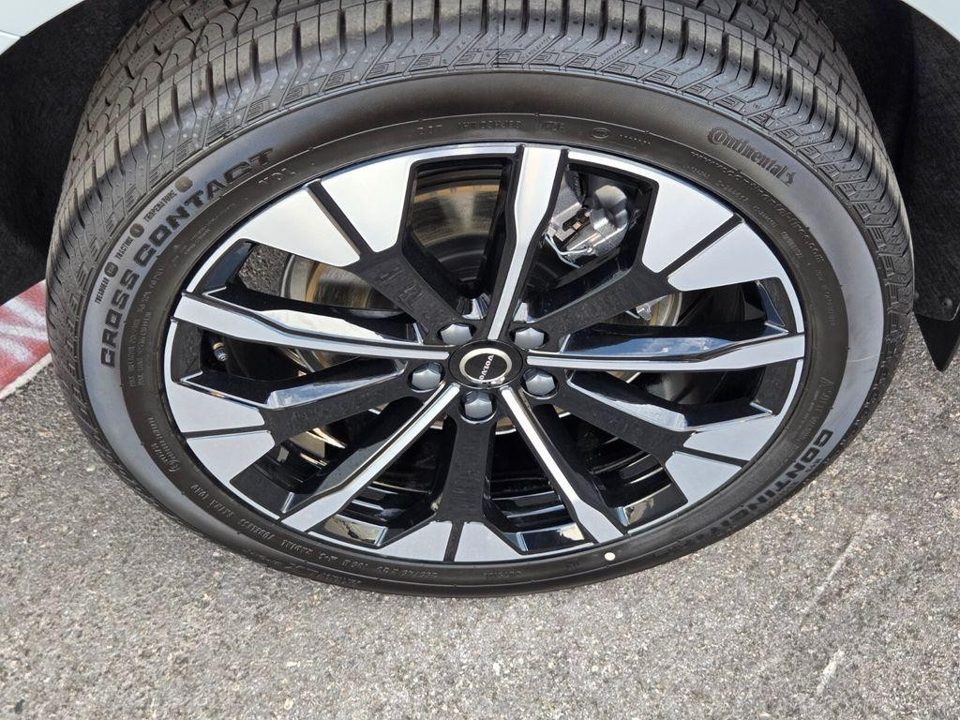 2026 Volvo XC60 PLUG-IN HYBRID Plus, T8 AWD Electric/Gasoline, Dark