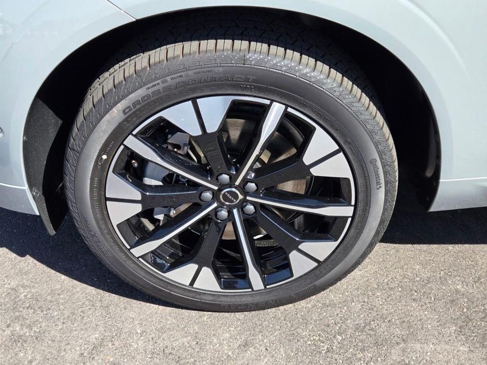 2026 Volvo XC60 PLUG-IN HYBRID Plus, T8 AWD Electric/Gasoline, Dark