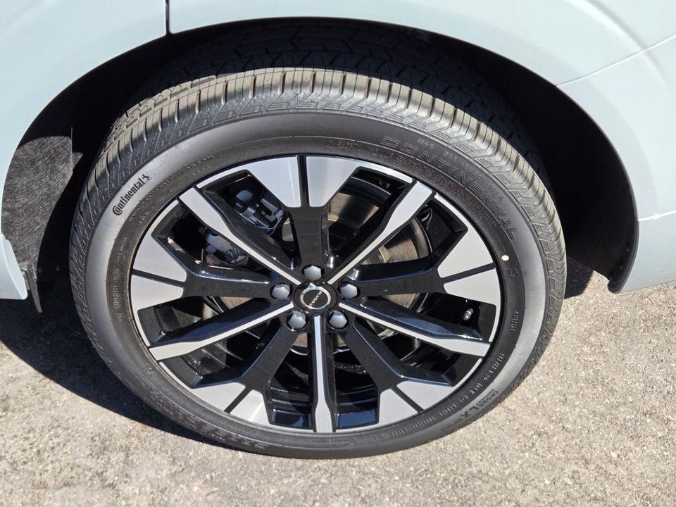 2026 Volvo XC60 PLUG-IN HYBRID Plus, T8 AWD Electric/Gasoline, Dark