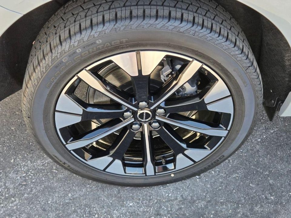 2026 Volvo XC60 PLUG-IN HYBRID Plus, T8 AWD Electric/Gasoline, Dark